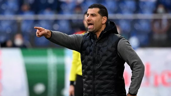 Dimitrios Grammozis wurde vor einem Jahr bei Schalke 04 beurlaubt. Am Mittwoch lösten die beiden Parteien das Arbeitsverhältnis vorzeitig auf. - © IMAGO/Ulrich Hufnagel