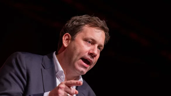 SPD-Parteichef Lars Klingbeil r&auml;umt Fehler Deutschlands im Umgang mit Russland ein. - &copy; Rolf Vennenbernd