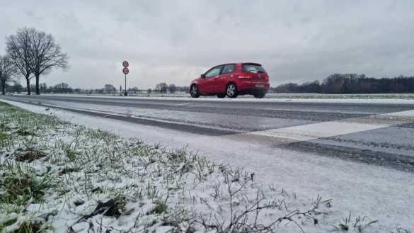 Die Stra&szlig;en k&ouml;nnen durch Schnee und &uuml;berfrierende N&auml;sse glatt sein. - &copy; CAROLIN BROKMANN-F&Ouml;RSTER