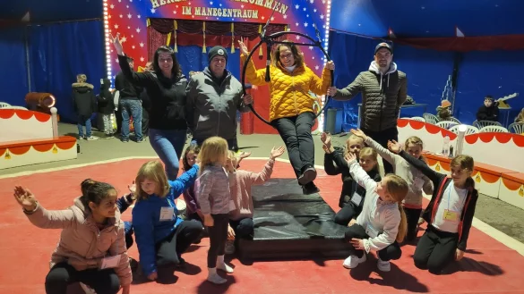 Zirkusdirektorin Ann Katrin Bichlmaier (von links) freut sich mit den Kindern, dass Nils Elgert, Kerstin Bolling-Stock und Markus Pagel das Zirkusprojekt doch noch auf den Weg gebracht haben. - &copy; Astrid Sewing