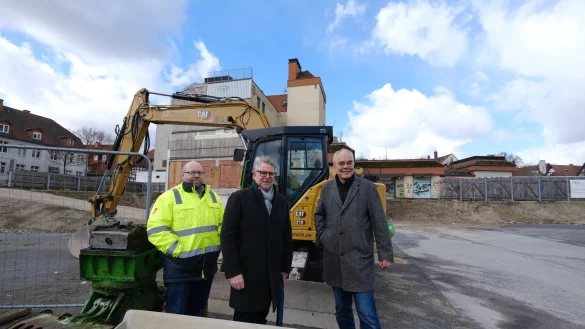 Die Bagger stehen bereit: (von links) Sascha Bellstädt, Projektleiter des Abrissunternehmens Linkamp, Technischer Beigeordneter Thomas Lammering und Architekt Thomas Duprée. - © Sven Koch