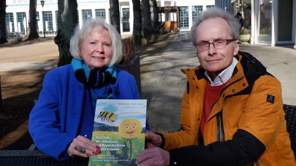 Dorothee Pfeiffer und Klaus G&ouml;tze haben gemeinsam das Kinderbuch "Karlchen der L&ouml;wenzahn und Hupsi die Biene werden Freunde" herausgebracht. - &copy; Lorraine Brinkmann