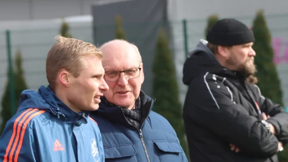 Trainer Christian Baden im Gespr&auml;ch mit Arnd Sielemann, Vorsitzender der SpVg Hagen-Hardissen. Rechts: Torwarttrainer Markus Schr&ouml;der. - &copy; Sebastian Lucas