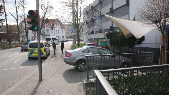 Die Mercedes C-Klasse steht auf der Treppe. - © Jobst Lüdeking