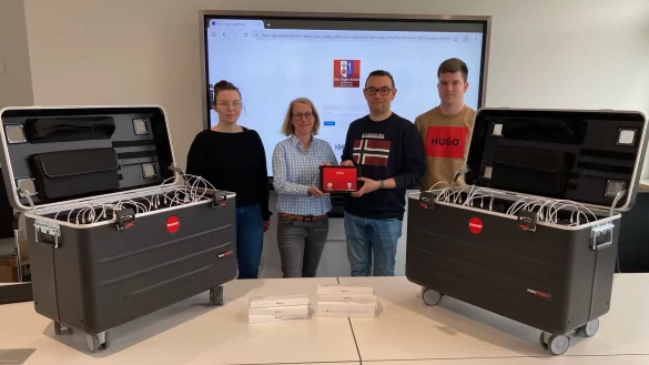 Gemeinsam mit Frau Pypetz (krz) &uuml;bergaben Herr Mitschke und Herr Roth (IT-Team der Stadt L&uuml;gde) die iPads mit speziellen Stiften und Koffern an die Schule. - &copy; Johannes Gigas Schule