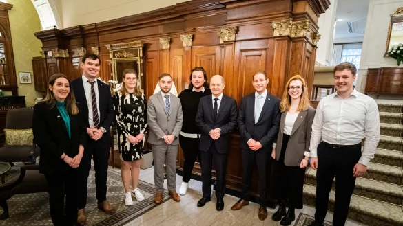 Bundeskanzler Olaf Scholz gibt in Washington dem Fernsehsender CNN ein Interview. Mit dabei ist Maximilian Scholz (2. von links), Die-Partei-Ratsherr in Schlangen, Juniorbotschafter der Bundesrepublik Deutschland. - &copy; Presse- und Informationsamt der Bundesregierung