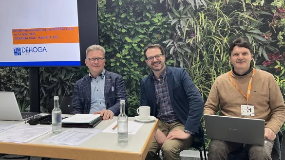 Setzen sich f&uuml;r die Beibehaltung des reduzierten Mehrwertsteuersatzes ein: Pr&auml;sident Holger Lemke, Schatzmeister Benjamin Krentz und Vizepr&auml;sident Andreas Niehage (von links). - &copy; Dehoga