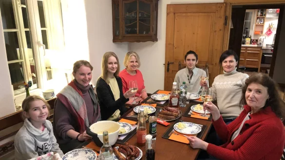 Angekommen: Sieben Fl&uuml;chtlinge aus der Ukraine, die Jan Wisomiersky vor einem Jahr aufgenommen hat. - &copy; CDU Lippe