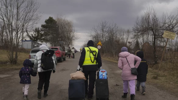 Einen langen Weg haben die Kriegsfl&uuml;chtlinge aus der Ukraine hinter sich, wenn sie in Lippe ankommen. - &copy; (c) AP