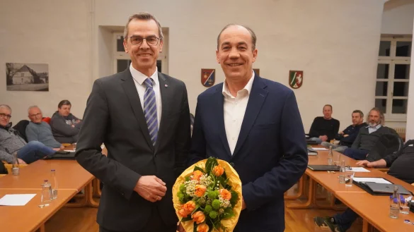 Bürgermeister Jörg Bierwirth (links) gratuliert Rolf Stanislawski, der zum dritten stellvertretenden Bürgermeister gewählt wurde. - © Michaela Weiße