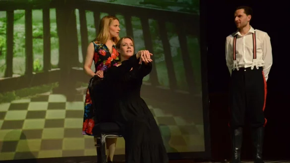 Liebe aus Mitleid: Die gel&auml;hmte Edith (Julika Wagner, Bildmitte, sitzend) schwebt auf Wolke Sieben, w&auml;hrend ihre Cousine Ilona (Julia Kempken) das unehrliche Spiel von Leutnant Hofmiller (Benjamin Kr&uuml;ger) schnell durchschaut. - &copy; Georg K&auml;lble