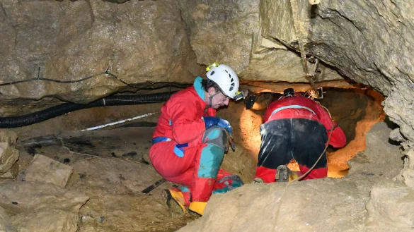 Das H&ouml;hlenforscher-Team arbeitet im "Lipper Gang" in der Schillath&ouml;hle in Hessisch Oldendorf. - &copy; THESING
