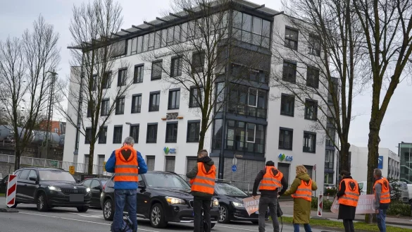 Sechs Aktivisten der "Letzten Generation" blockierten am Montag eine zentrale Kreuzung in Bielefeld. - &copy; Letzte Generation