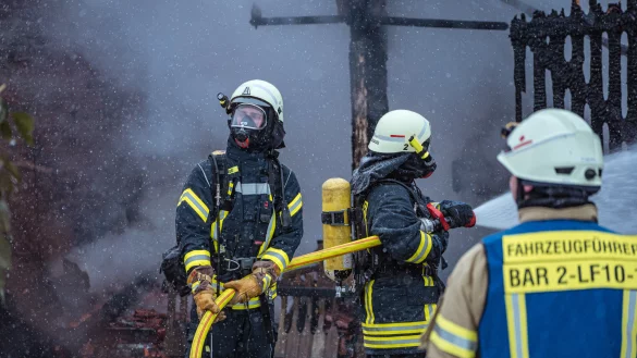 Die Feuerwehr musste am Mittwoch einen Brand in einer Scheune in Hummerbruch löschen. - © FREITAG-TV