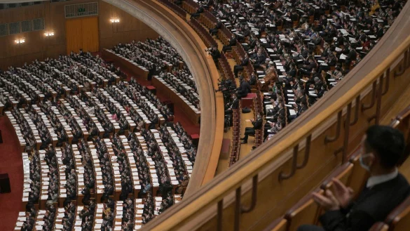 Delegierte nehmen an der zweiten Plenartagung des Nationalen Volkskongresses (NVK) in der Gro&szlig;en Halle des Volkes in Peking am 7. M&auml;rz 2023 teil. - &copy; AFP or licensors