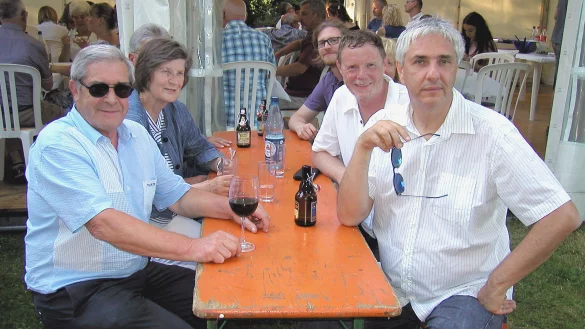 Die drei Vorsitzenden der Partnerschaftsgesellschaften Charles Culli (Vanduvre), Eva La Pens&eacute;e (Beverley), Torsten Buncher (Lemgo) und der B&uuml;rgermeister von Vanduvre, St&eacute;phane Hublot, 2019 beim Strohsemmelfest im Abteigarten. - &copy; Archivfoto: Wulf Daneyko