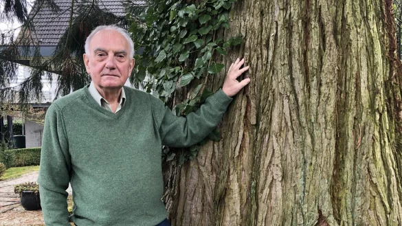 Detlev Pankatz an einem Mammutbaum in seinem Garten. &Uuml;ber 30 Jahre war er als F&ouml;rster f&uuml;r den Stadtwald verantwortlich. - &copy; Sven Kienscherf