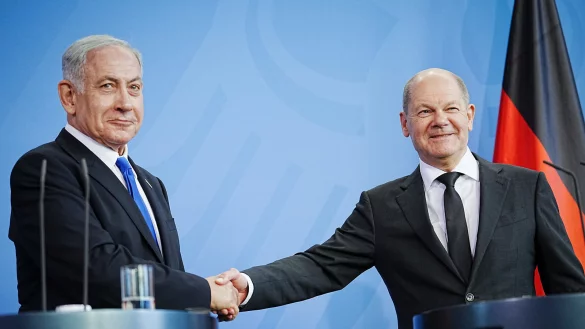 Bundeskanzler Olaf Scholz (SPD, r) und Benjamin Netanjahu, Ministerpr&auml;sident von Israel, zeigen Einigkeit. - &copy; Kay Nietfeld