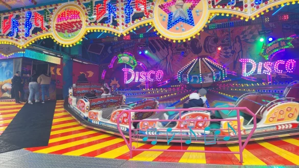 Kaum ist der Fr&uuml;hjahrsmarkt er&ouml;ffnet, ist der Musikexpress Ziel der Jugendlichen. - &copy; Astrid Sewing