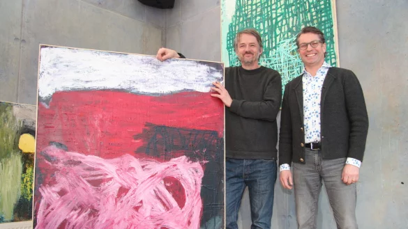 Axel Pl&ouml;ger (links) und der Gesch&auml;ftsf&uuml;hrer des Detmolder Sommertheaters, Jochen Ehrhardt, bei der Ausstellung. - &copy; Cordula Gr&ouml;ne