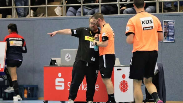 Gespr&auml;chsbedarf nach Schiedsrichter-Entscheidungen hatte Blombergs Trainer Steffen Birkner im Bietigheim-Spiel das eine oder andere Mal. - &copy; Oliver K&ouml;nig