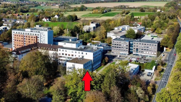 Das Klinikum in Lemgo vor dem Brand von oben. Rechts ist die Rintelner Straße zu sehen. Der Pfeil zeigt den Gebäudeteil, in dem es gebrannt und der evakuiert werden musste. - © Archivbild: Jörg Hagemann