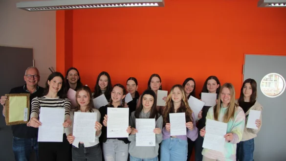 Reichlich Stoff zum Lesen. Auch diese Sch&uuml;lerinnen aus den neunten Klassen freuen sich &uuml;ber die Briefe aus Beverley. Lehrer Ulrich Sievert organisiert den Briefwechsel f&uuml;r das Marianne-Weber-Gymnasium. - &copy; Katrin Kantelberg