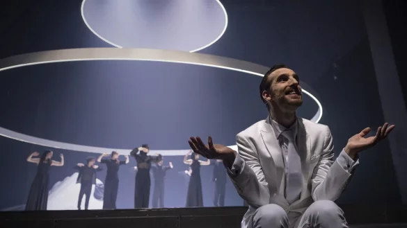 Der Bielefelder T&auml;nzer Tommaso Balbo nimmt im Tanzst&uuml;ck &bdquo;Die Stille in mir&ldquo; gleichsam die Rolle eines Moderators ein. - &copy; Jubal Battisti