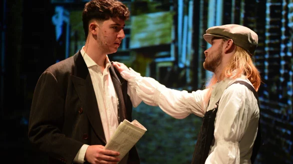 v.l. Georg Weerth (Oussama Ahmad) und Arzt Dr. John McMichan (Miles Niemeyer) - © Nicole Ellerbrake