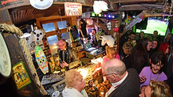 Statt dem angek&uuml;ndigten Howard-Capendale-Double auf der B&uuml;hne, steht im "Ortmann's Anno" der Wirt pers&ouml;nlich hinter dem DJ-Pult. - &copy; Nicole Ellerbrake