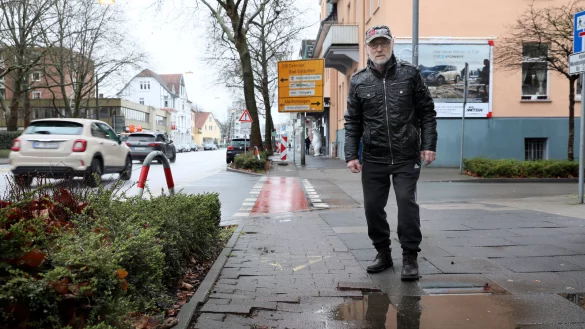 Hier ist Eugen Michalak auf dem Radweg an der Mindener Stra&szlig;e zu Fall gekommen. Der Stein des Ansto&szlig;es ist vor seinem rechten Fu&szlig;. Die Fl&auml;che unmittelbar darum ist aus Sicht des Fu&szlig;g&auml;ngers nicht abgesperrt. - &copy; Frank-Michael Kiel-Steinkamp