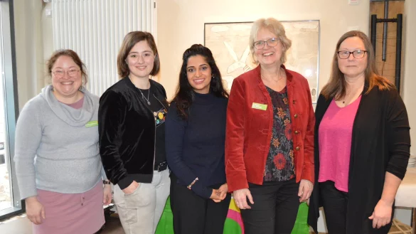 Gastgeberinnen und Gäste: Elizabeth Junghärtchen, Landtagsabgeordnete Julia Eisentraut, Bundestagsabgeordnete Schahina Gambir, Dr. Katharina Kleine Vennekate und Barbara Blomeier (von links). - © Bündnis 90/Die Grünen Lemgo