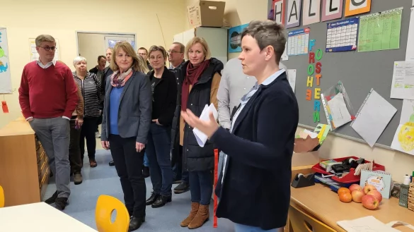 Sabrina Greger (rechts) leitet die Offene Ganztagsgrundschule in Ehrentrup. Weil umgebaut wird, ist die Zahl der Betreuungspl&auml;tze auf 140 begrenzt. Den Mitgliedern des Schulausschusses stellt sie vor, wie R&auml;ume in der Bauphase doppelt genutzt werden. - &copy; Astrid Sewing