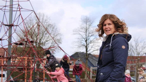 Die OGS Koordinatorin der Grundschule &bdquo;Auf der Insel&ldquo; Petra Schmitz auf dem Spielplatz der Schule. Hier passt sie auf die spielenden Kinder der ersten und zweiten Klasse auf. - &copy; Philipp Kersten
