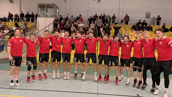 Das erfolgreiche Team des FC Augustdorf nach dem letzten Heimspiel mit (von links) Julian Henschel, Louis Krikavtsov, Dennis, Artur, Viktor Schulz, Nikita Zerdev, Eduard Schulz, Hermann Fast, Eduard Pauls, Harri Neumann, Samuel Krikavtsov, Nico Klippenstein und Stefan Neudorf. - &copy; Christian Schmieder