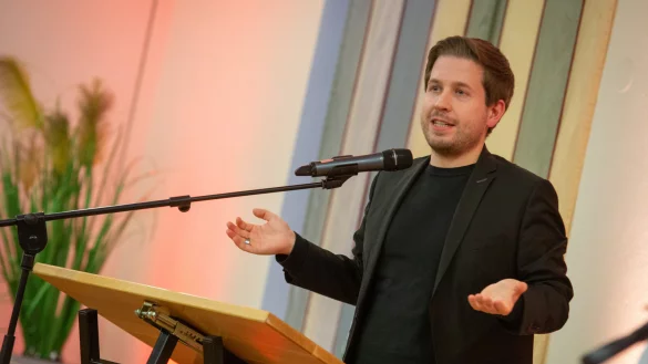 SPD-Generalsekret&auml;r Kevin K&uuml;hnert kann sich ein Weiterf&uuml;hren der Ampel durchaus vorstellen. - &copy; Niklas T&uuml;ns
