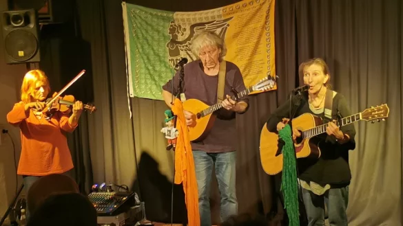 Heizten den G&auml;sten der Deele Brosen mit Gute-Laune-Musik richtig ein: die Band "Fragile Matt" mit (von links) Katja Winterberg, David Hutchinson und Andrea Zielke. - &copy; Sylvia Frevert