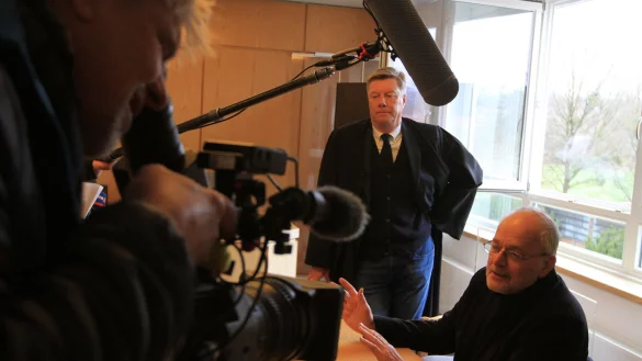 Hohes Medieninteresse: Prof. Brune stellt sich den Fragen der Journalisten. - © Martin Hostert