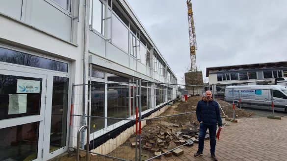 Fachbereichsleiter Chris H&uuml;tte-Getboga steht vor der alten Aula des Gymnasiums. Hier musste zuletzt eine neue Mauer gebaut werden. - &copy; Nadine Uphoff