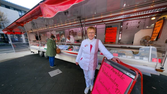 Christa Louis hatte Freude an der Arbeit auf den Wochenm&auml;rkten. In der Osterwoche steht der Marktwagen zum letzten Mal auf dem Reichowplatz in Bielefeld-Sennestadt. Foto: Andreas Zobe - &copy; Andreas Zobe