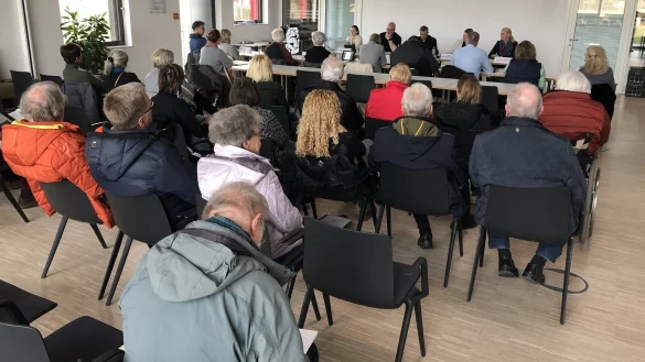 Im Ortausschuss Ehrsen-Breden wird &uuml;ber die neue f&uuml;nfz&uuml;gige Grundschule diskutiert. - &copy; Sven Kienscherf