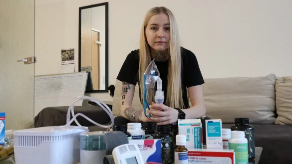 Louisa Heise leidet seit einem halben Jahr an Long-Covid. F&uuml;r das Foto zeigt sie ihr Atemger&auml;t und eine Auswahl ihrer Medikamente, die sie t&auml;glich schluckt. - &copy; Alexandra Schaller