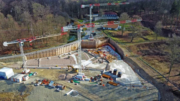 Drei Kräne bestimmen das Bild auf der Baustelle für das neue Eingangsgebäude des Freilichtmuseums, wie auf dieser Aufnahme von Ende Februar zu sehen. Mittlerweile ist schon die Bodenplatte gegossen. - © Nicole Ellerbrake