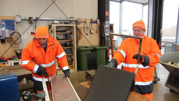 Konstantiyn Shendryk (links) und Aleksander Dihl haben eine Arbeit auf dem Recyclinghof und nehmen hier gerade einen Stuhl auweinander, um die Wertstoffe zu trennen. Hermann Hibbeler hatte die Arbeitgemeinschaft Arbeit mitbegr&uuml;ndet. - &copy; Archivfoto: Cordula Gr&ouml;ne