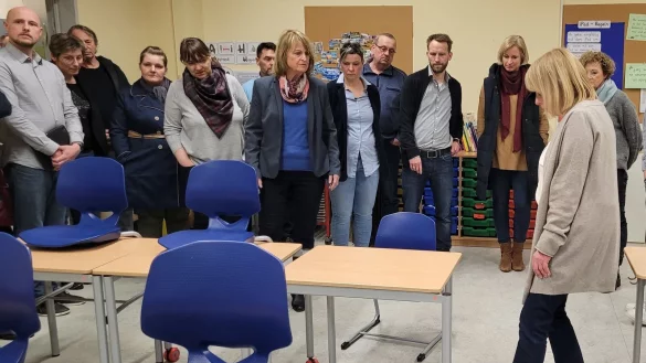 Schulleiterin Antje Ehlebracht (rechts) zeigte den Mitgliedern des Schulausschusses in einem Raum der Grundschule Ehrentrup, welche Vorteile das mobile Mobiliar hat. Die Tische lassen sich sehr leicht wegrollen - was den raschen Umbau leichter macht. - &copy; Astrid Sewing