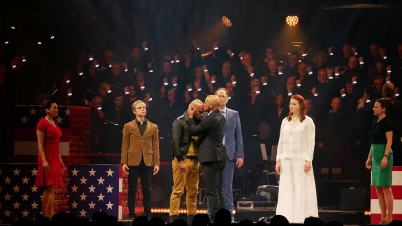 Vers&ouml;hnung mit umgekehrtem Judaskuss: Caroline Mhlanga (Coretta Scott King, von links), Stefan Stara, Eric Papilaya (Malcolm X), Andreas Wolfram (Martin Luther King), Leon von Leeuwenberg, Karolin Konert (Heilige Geistin) und Kathleen Bauer boten als Solisten starke Leistungen. Im Hintergrund sind Teile des jeweils 550 Personen starken Projektchors zu sehen. - &copy; Thomas Kr&uuml;gler