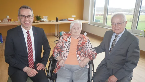 Anna Ihle hat ihren 100. Geburtstag gefeiert. &Uuml;ber den Besuch ihres Sohnes Albert-Christian (82, rechts) aus Th&uuml;ringen und vielen weiteren Familienmitgliedern hat sich die Jubilarin sehr gefreut. Und zu diesem besonderen Jubeltag ist auch B&uuml;rgermeister J&ouml;rg Biewirth zum Gratulieren ins Haus Tabor gekommen. - &copy; Michaela Wei&szlig;e