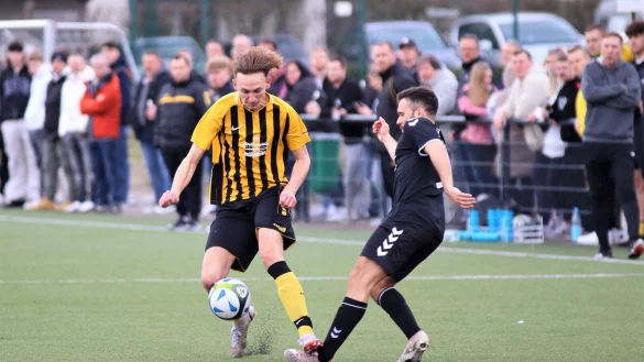 Unbeabsichtigt erwischt FSV-Pivitsheide-Außenstürmer Pascal Rubart (links) in seiner Offensivaktion seinen Gegenspieler Sergio Frey am Fuß. - © Kai Hahn