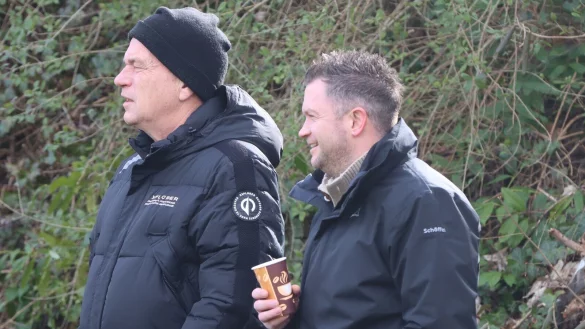 Hajo Seehrich, Vorsitzender der SF Berlebeck-Heiligenkirchen, und Trainer Christopher Andre (rechts) haben am vergangenen Sonntag die Heimspiele der zweiten und ersten Mannschaft verfolgt. - © Sebastian Lucas