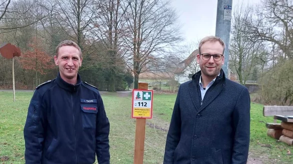 Der stellvertretende Leiter der Feuerwehr Barntrup, Ian Thomi, und B&uuml;rgermeister Borris Ortmeier an einem der neuen Rettungspunktschilder. - &copy; Freiwillige Feuerwehr Barntrup
